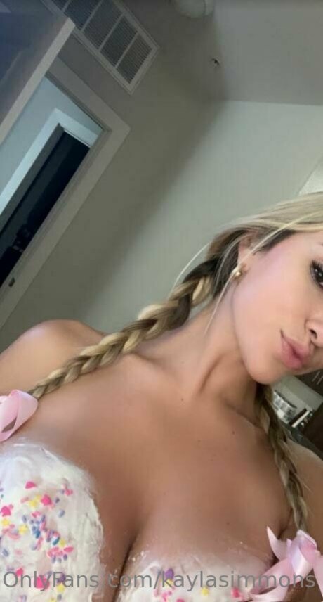 Kayla Simmons かわいいスター 画像