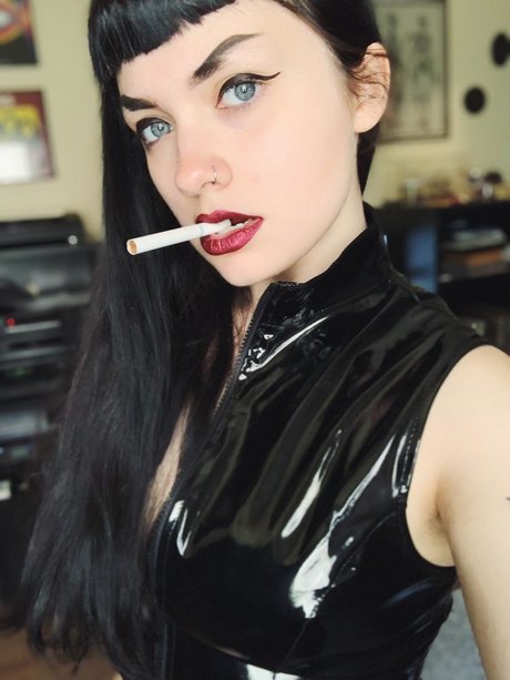 Countess Jezebeth エロティックモデル 画像