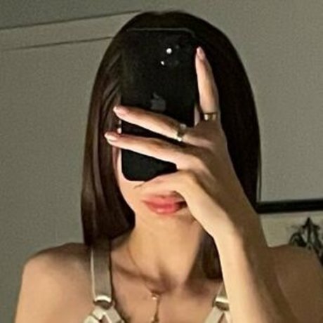 Luma Skye ホットなポルノスター 画像