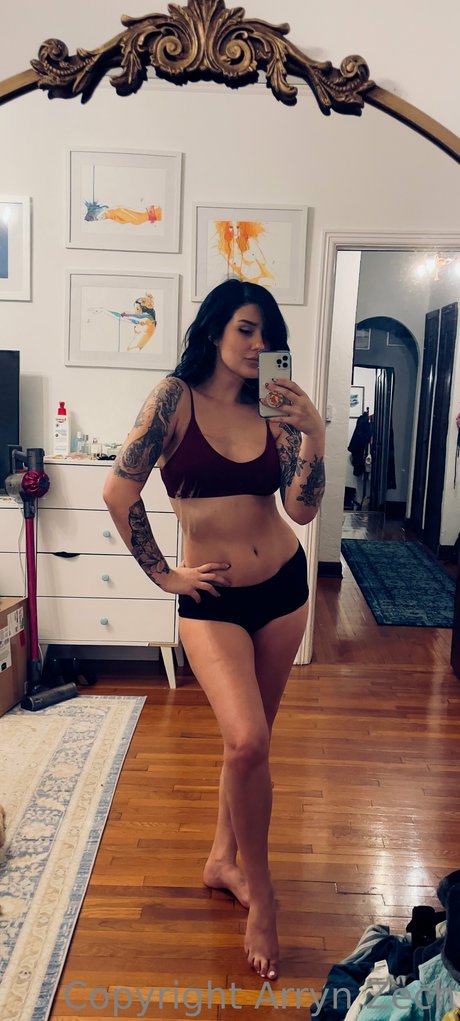 Arryn Zech ホットモデル 写真