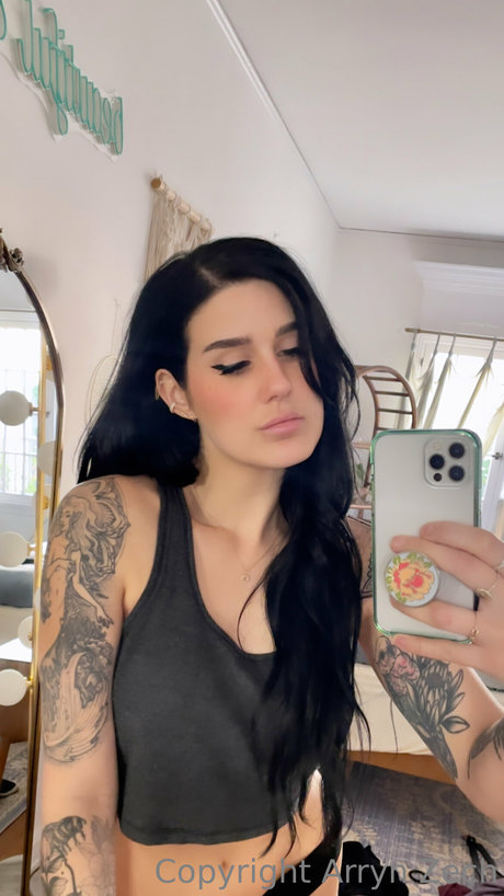 Arryn Zech 女優 写真