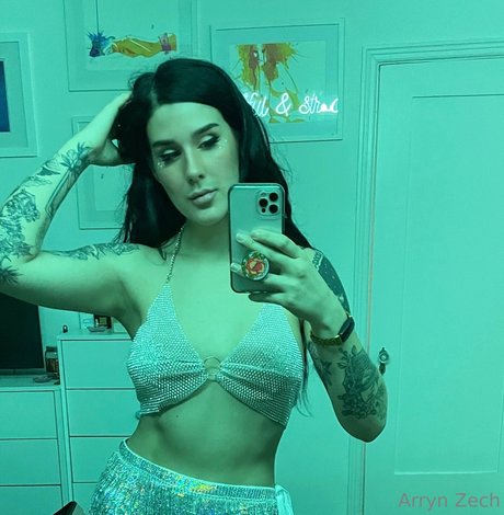 Arryn Zech アートモデル 写真