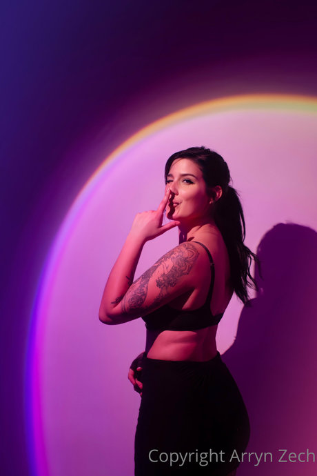 Arryn Zech ヌードモデル 写真