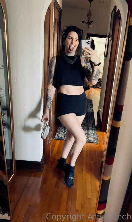 ショートティーンOnlyFans セクシーヌード 画像