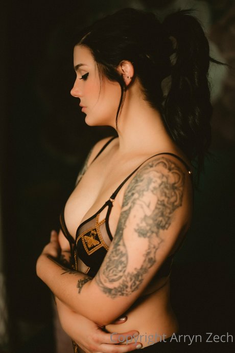 Arryn Zech 無料モデル 写真