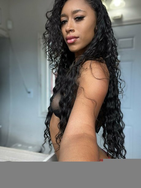 ゲイのインフルエンサーOnlyFans ヌード 写真