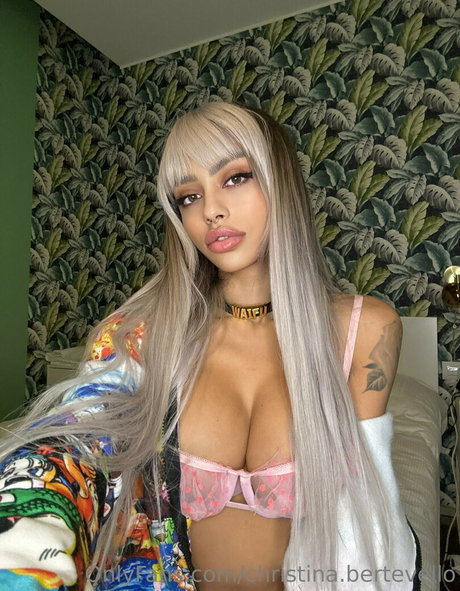 Christina Bertevello ヌードモデル 画像