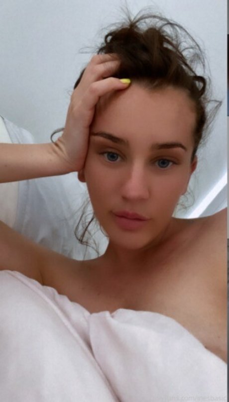 Ines Basic ヌードモデル 写真