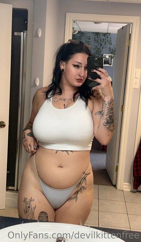 devilkittenfree 裸のポルノスター 写真