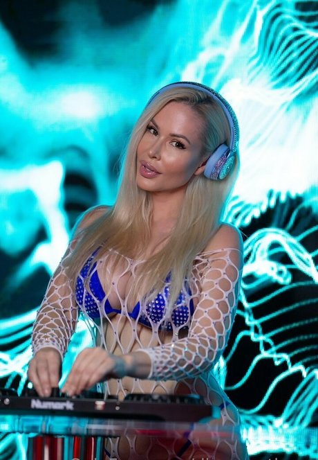 Samantha XO Swinger DJ アート女優 写真
