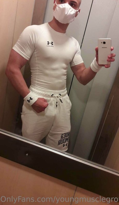 youngmusclegrowingboy ポルノスター 美しい 写真
