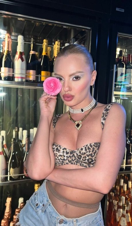Alexandra Stan アートスター ギャラリー