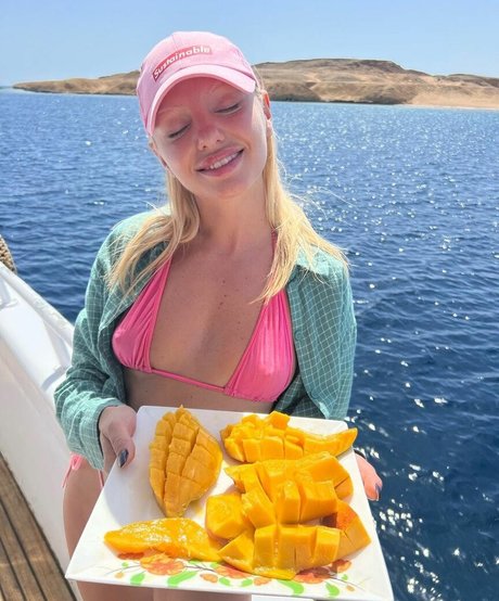 Alexandra Stan 完璧なポルノスター 画像