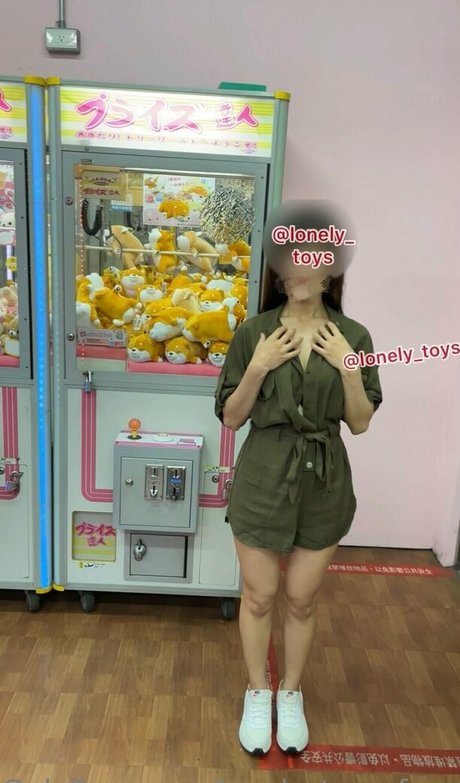 lonely toys free 裸のモデル 写真