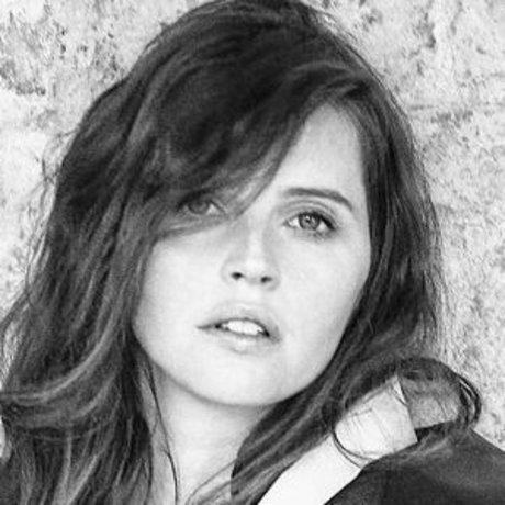 Felicity Jones ポルノ女優 写真