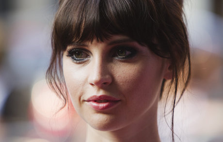 Felicity Jones ポルノスター セクシー 画像
