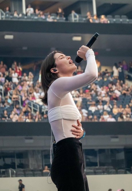 Gracie Abrams ホットスター 画像
