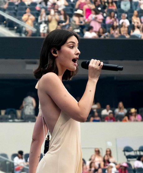 Gracie Abrams セックス女優 ギャラリー