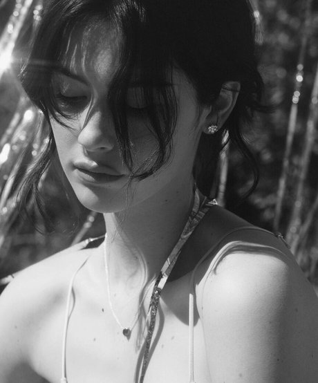 Gracie Abrams ヌードモデル 写真