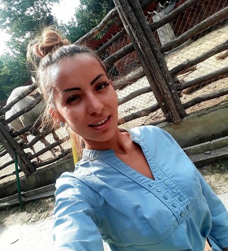 Marinela Adalbertova スター 裸 画像