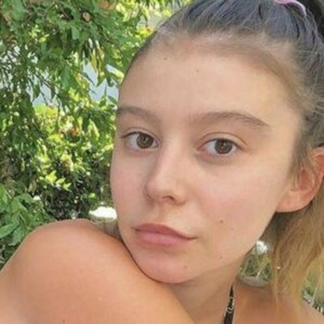 Genevieve Hannelius ヌードモデル アーカイブ