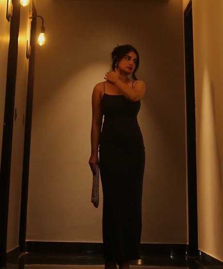 Aarushi Abrol 完璧なモデル 写真