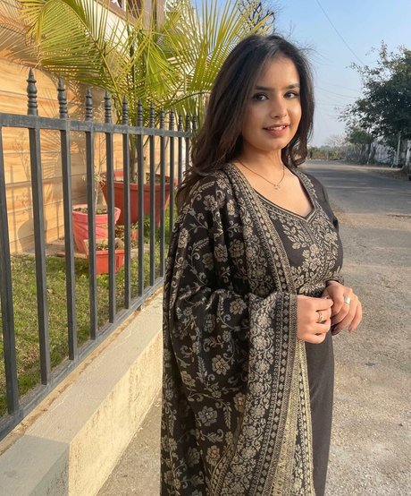 Aarushi Abrol 裸のモデル 写真