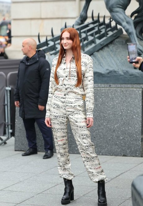 Sophie Turner ポルノモデル ギャラリー