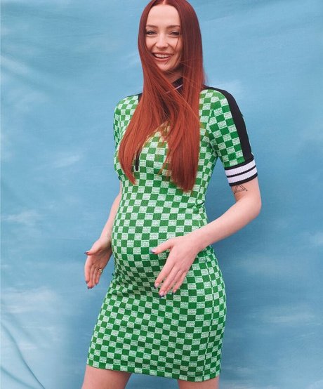 Sophie Turner 裸のポルノスター 写真