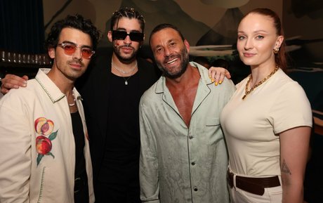 Sophie Turner ポルノスター エロティック 写真