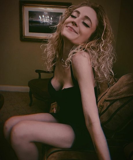 Janet Devlin ポルノスター 裸 画像