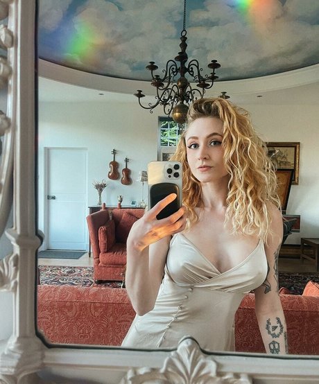Janet Devlin 裸のスター 写真