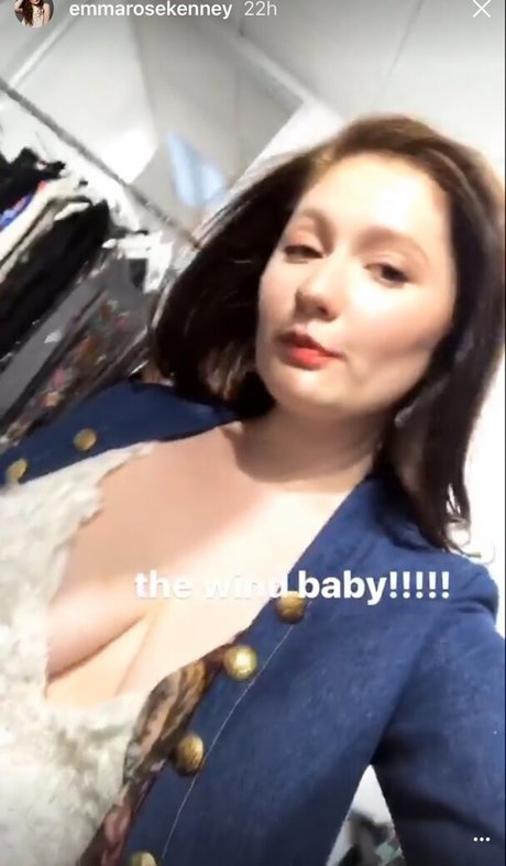 Emma Kenney スター ヌード 写真