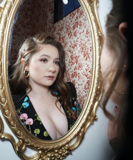 Emma Kenney セックスモデル 写真