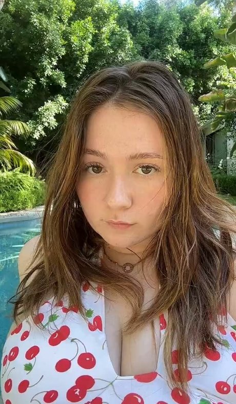 Emma Kenney ポルノスター アダルト 写真