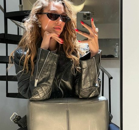 Hailey Baldwin Bieber 裸モデル 画像