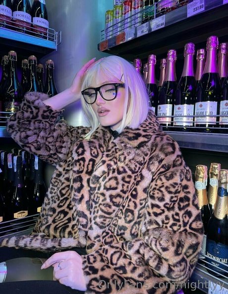 Nightlyy 裸のポルノスター 写真