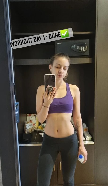 Laure Valee ポルノモデル 写真