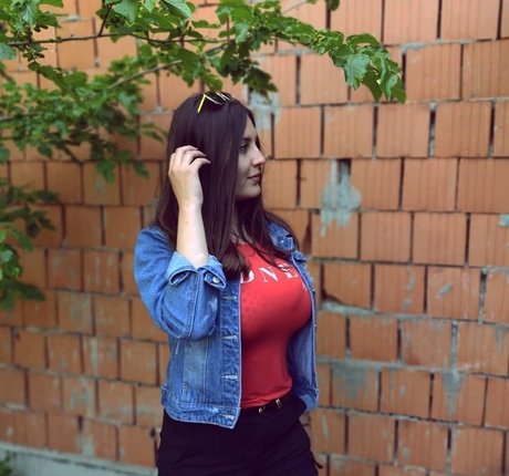 Andreea Buga 美しいスター ギャラリー