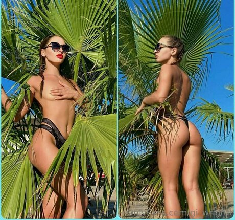 ストラップオンオンリーファンズ セックス 写真