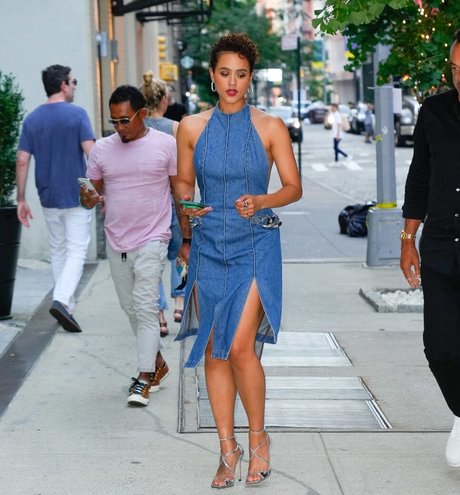 Nathalie Emmanuel ポルノスター セックス 写真