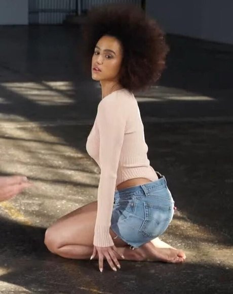 Nathalie Emmanuel ホットなスター 写真