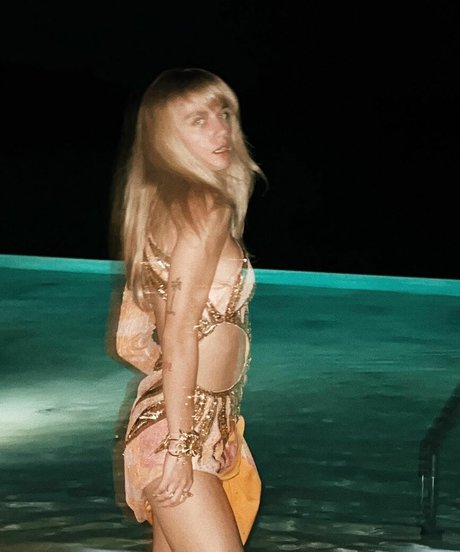 Eda Zamanpur xxxモデル 写真