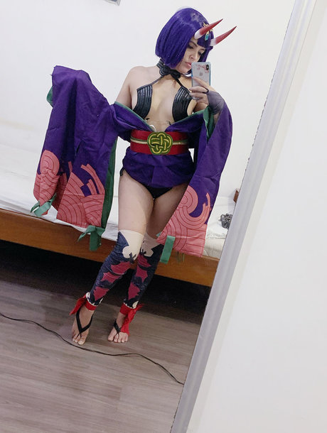 adri ch4n アダルトスター 写真
