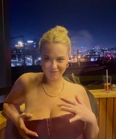 Jasmine Ramage エロティックなモデル 画像