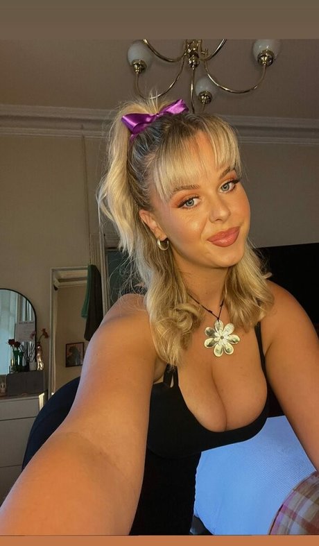 18オンリーファン セクシーヌード 写真