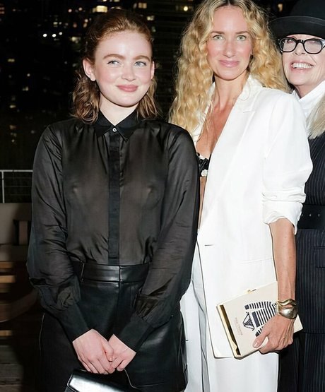 Sadie Sink セクシーなポルノスター 写真