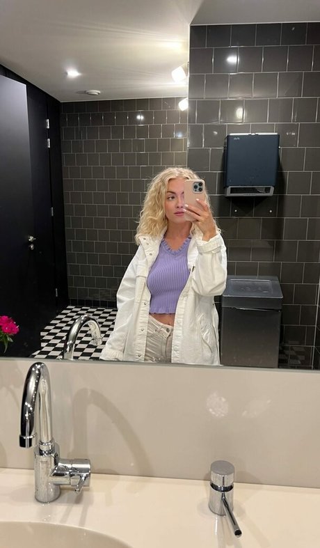 Mimi Lintrup ヌードスター 写真