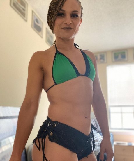 Thunder Rosa 裸の女優 画像