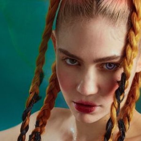 Grimes スター 裸 写真